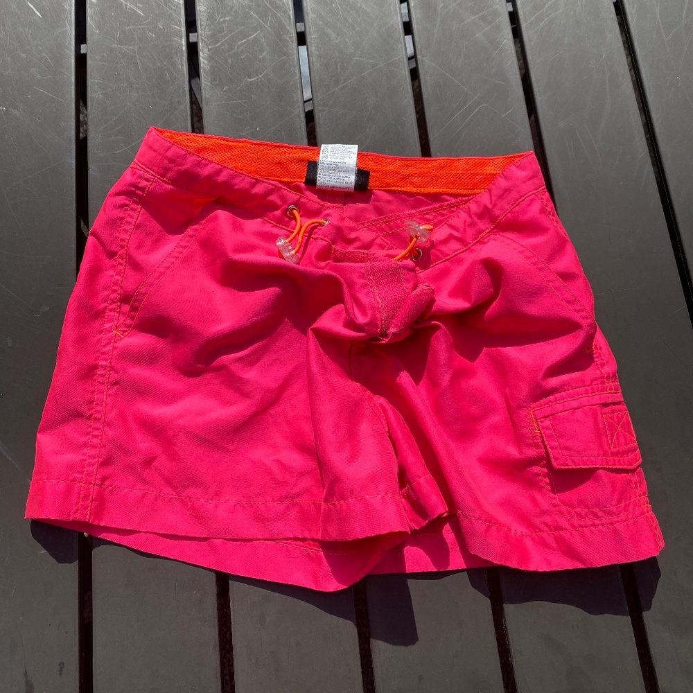 Pink shorts with elastic pull clasp